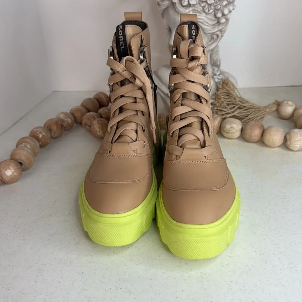 Sorel Caribou x Boot Lace boots in tan Size 8